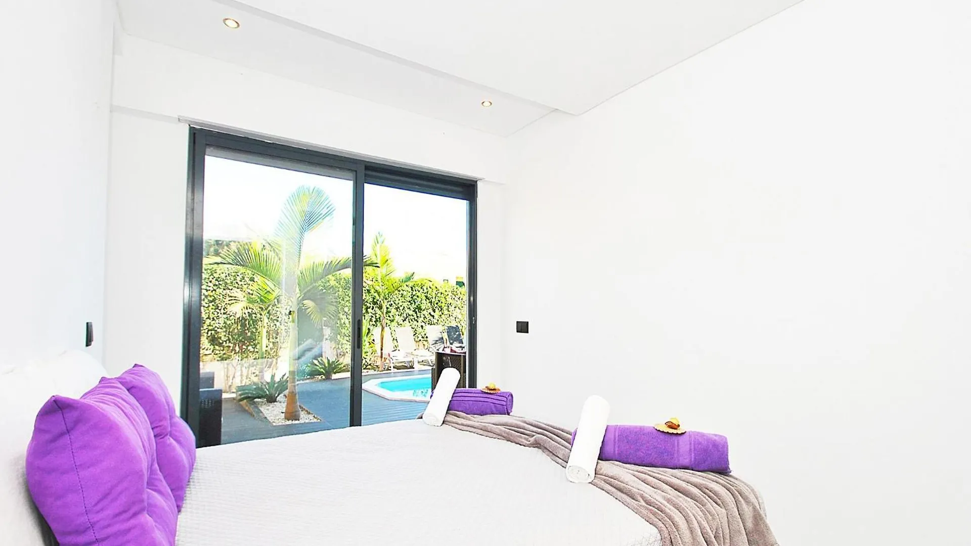 Contemporary Villa W Private location